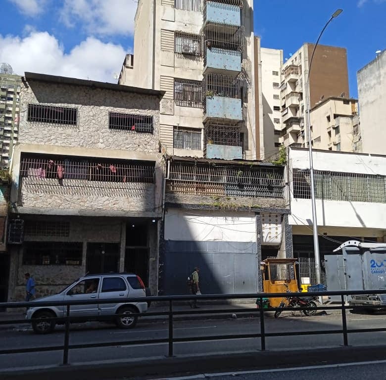 Local comercial en Av. Baralt, Caracas - 1