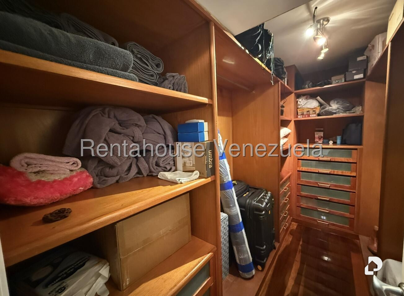Apartamento en Lomas de La Lagunita, Caracas – 17