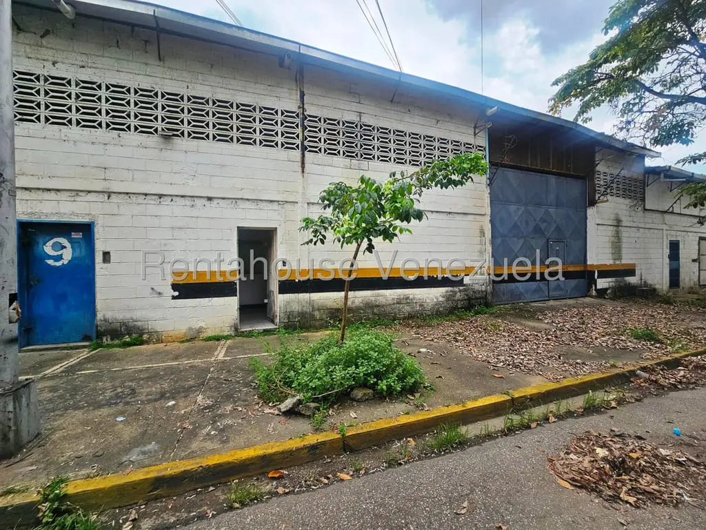 Warehouse in Guarenas - 1