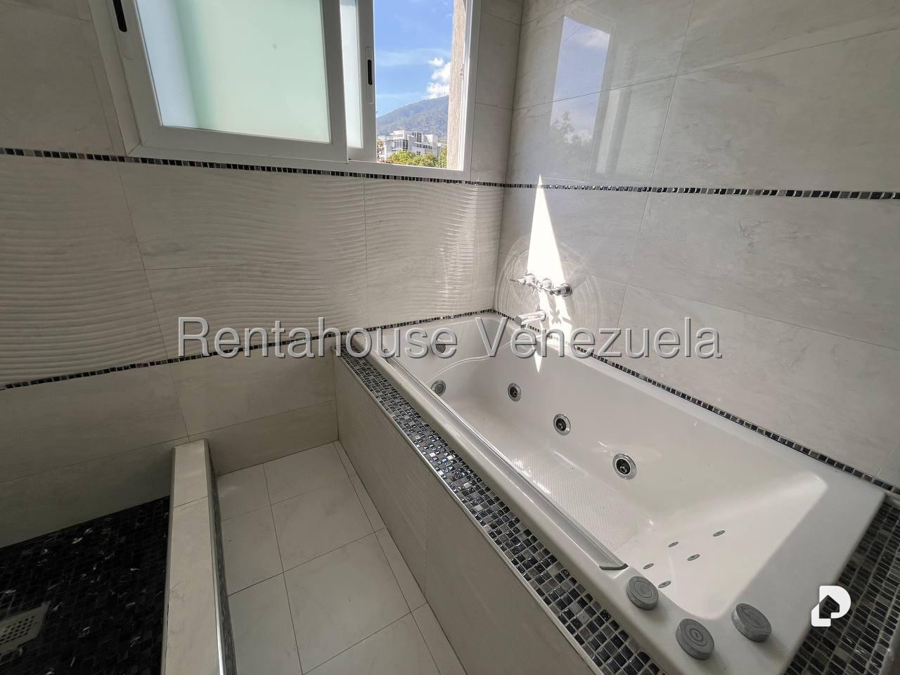 Casa en Altamira, Caracas – 13