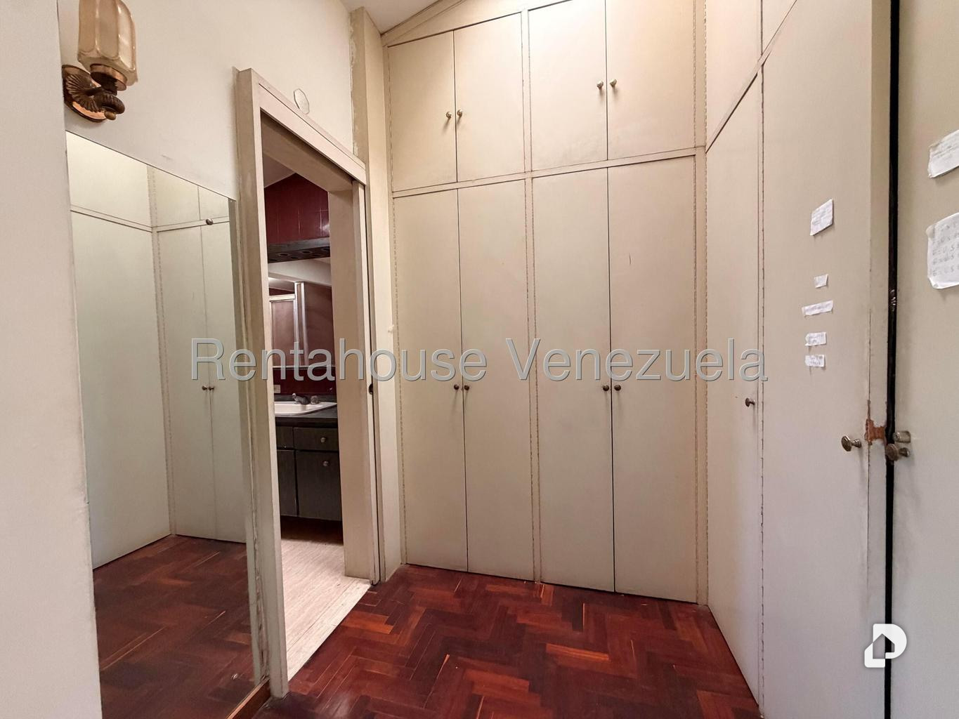 House in Colinas del Tamanaco, Caracas – 27