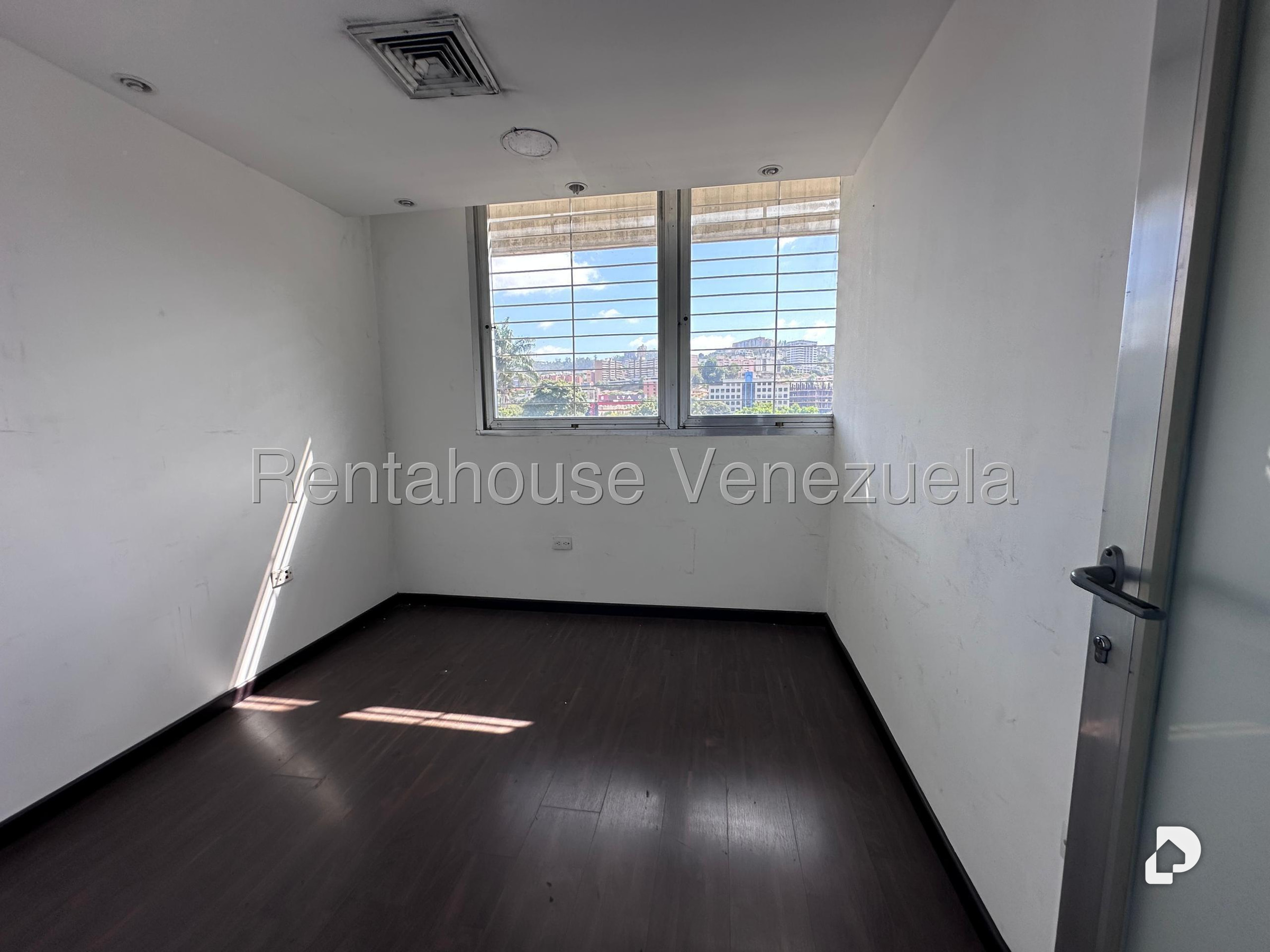 Oficina en La Trinidad, Caracas – 19
