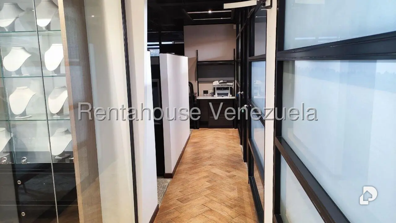 Office in Los Samanes, Caracas – 15