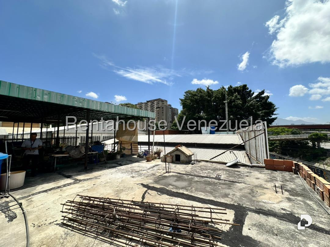 Local comercial en San Martín, Caracas – 28