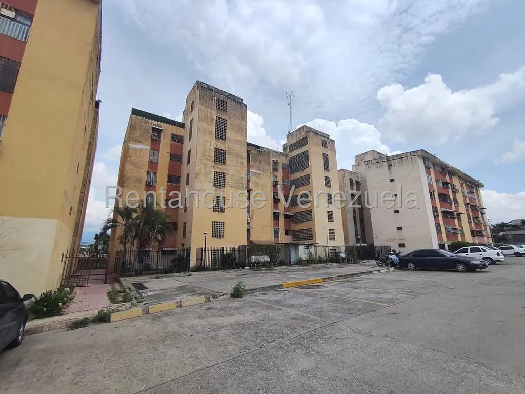 Apartamento en Urbanización La Esmeralda, Maracay - 1