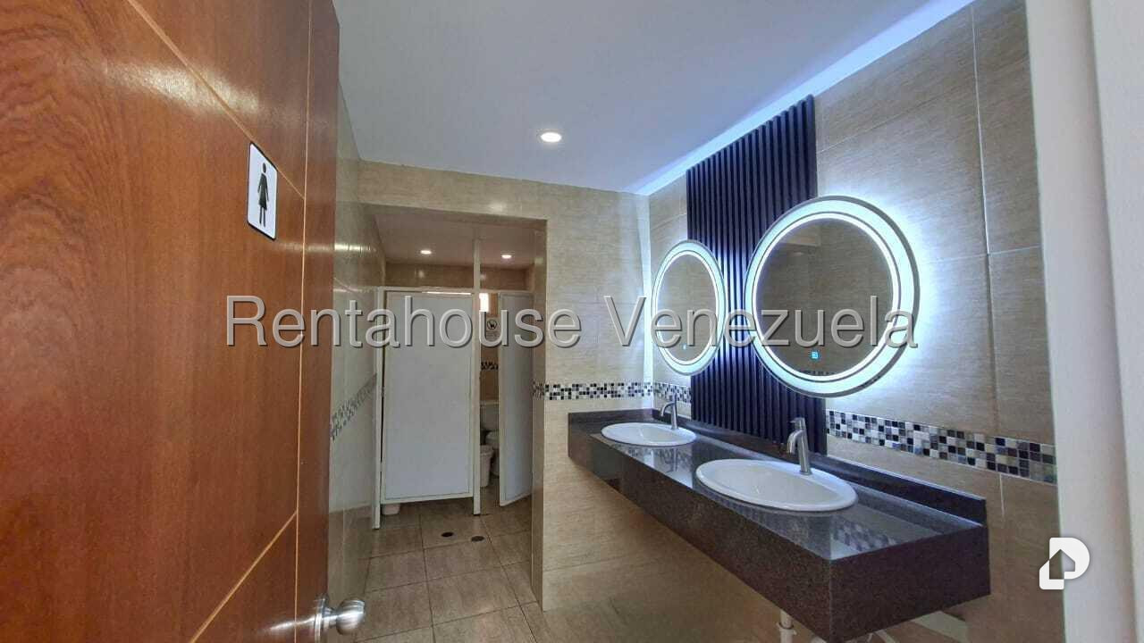 Oficina en Los Chaguaramos, Caracas – 24