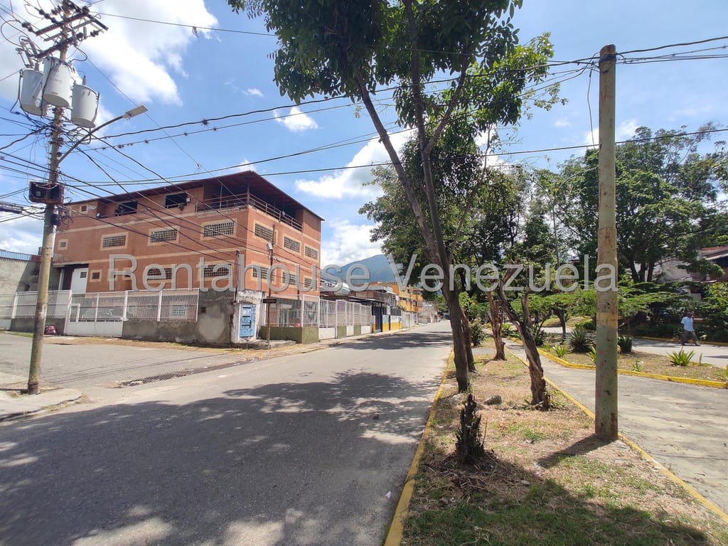 Building in Guatire - 1