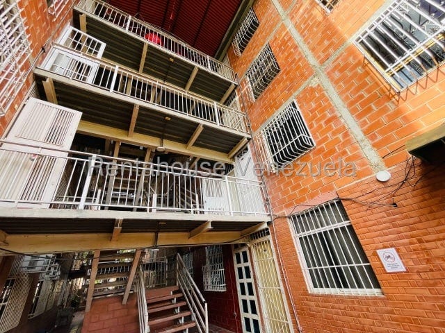 Apartamento en Urbanización Madre Maria, Maracay - 1