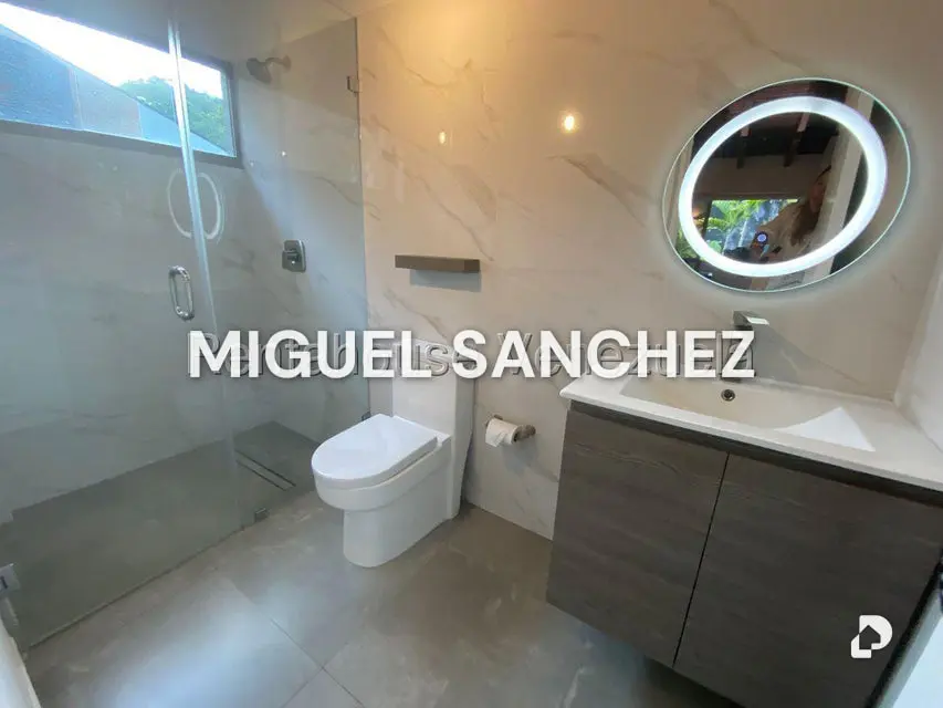 Casa en Colinas de Tamanaco, Caracas – 28