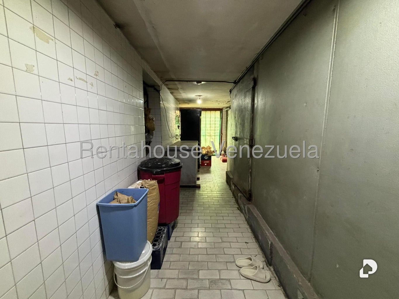 Local comercial en La California Norte, Caracas – 12