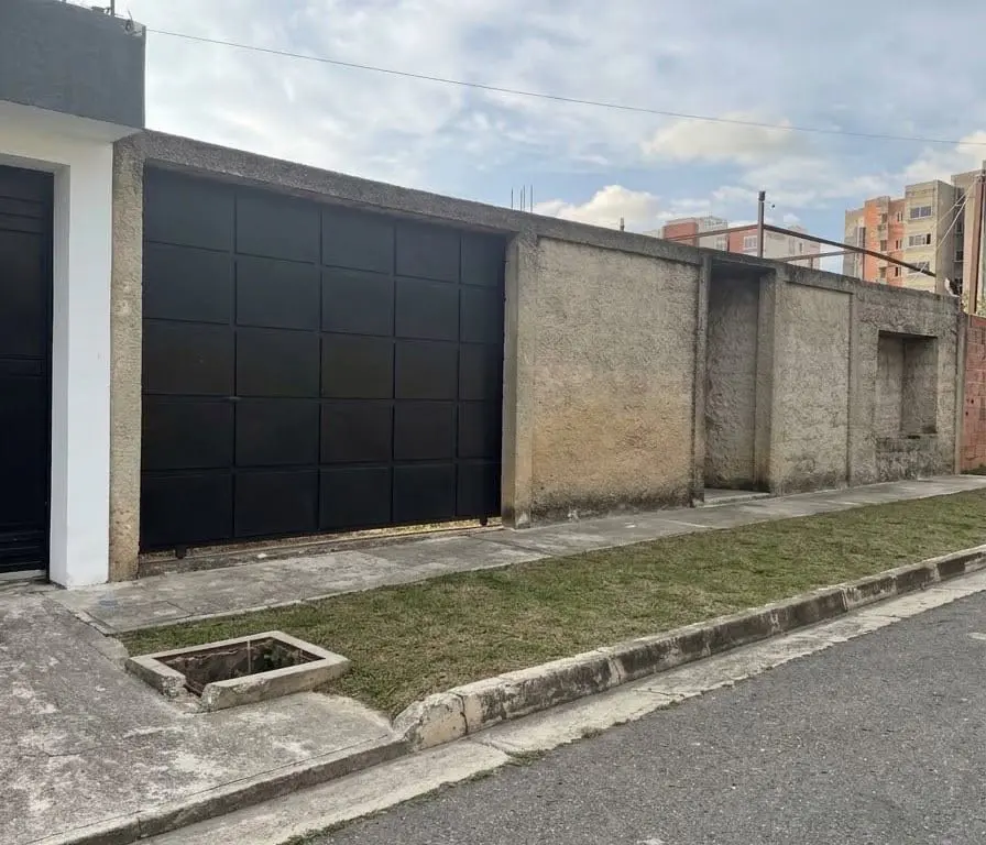 Terreno en Ciudad Jardin Mañongo, Valencia - 1