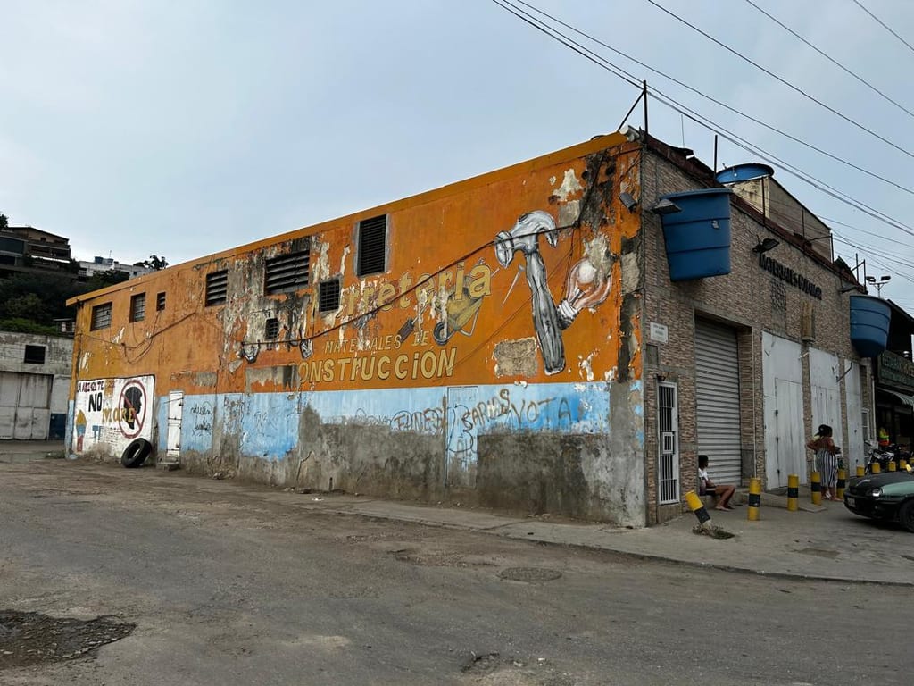 Local comercial en Catia La Mar - 1