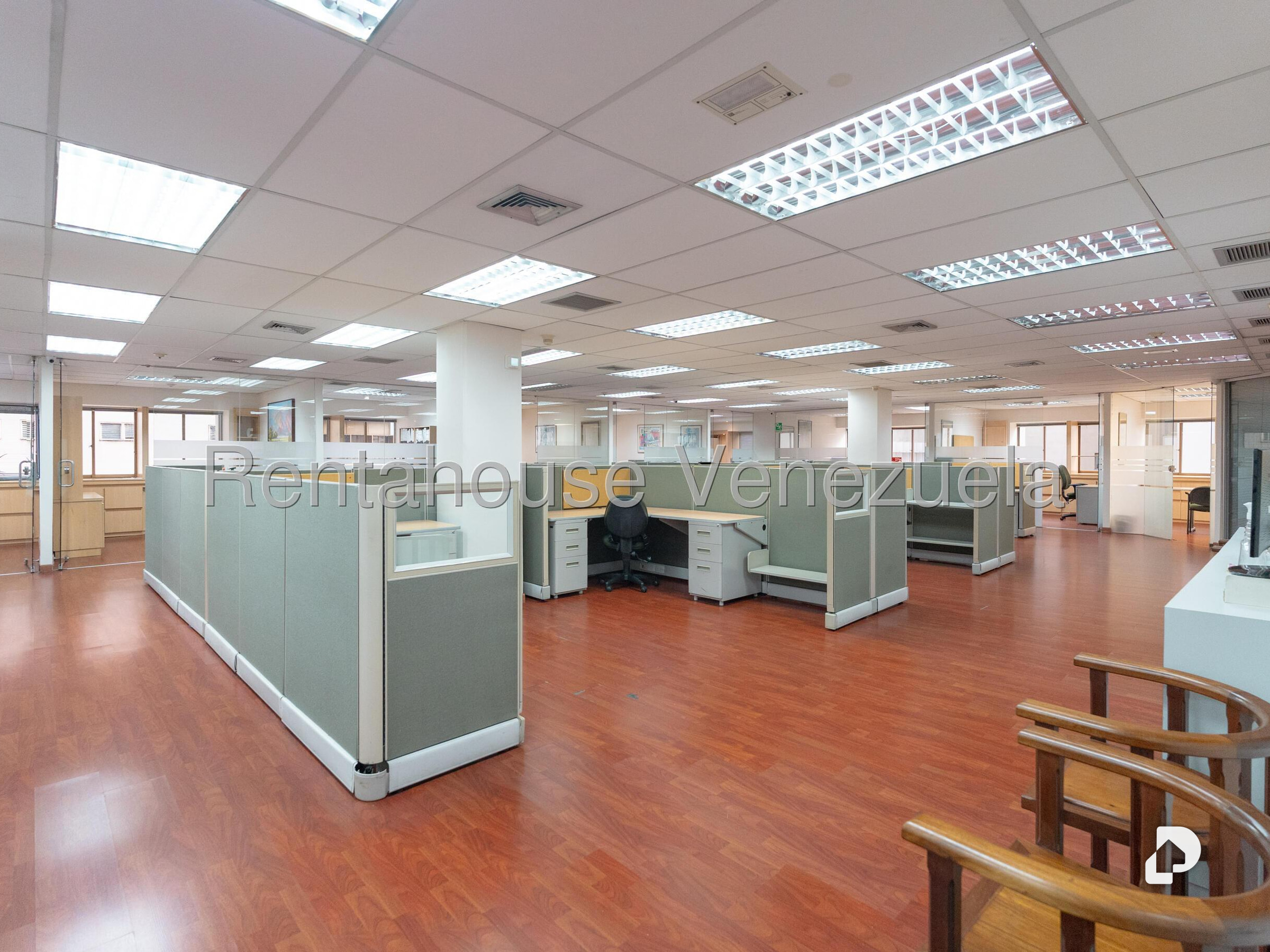 Oficina en Los Palos Grandes, Caracas – 19