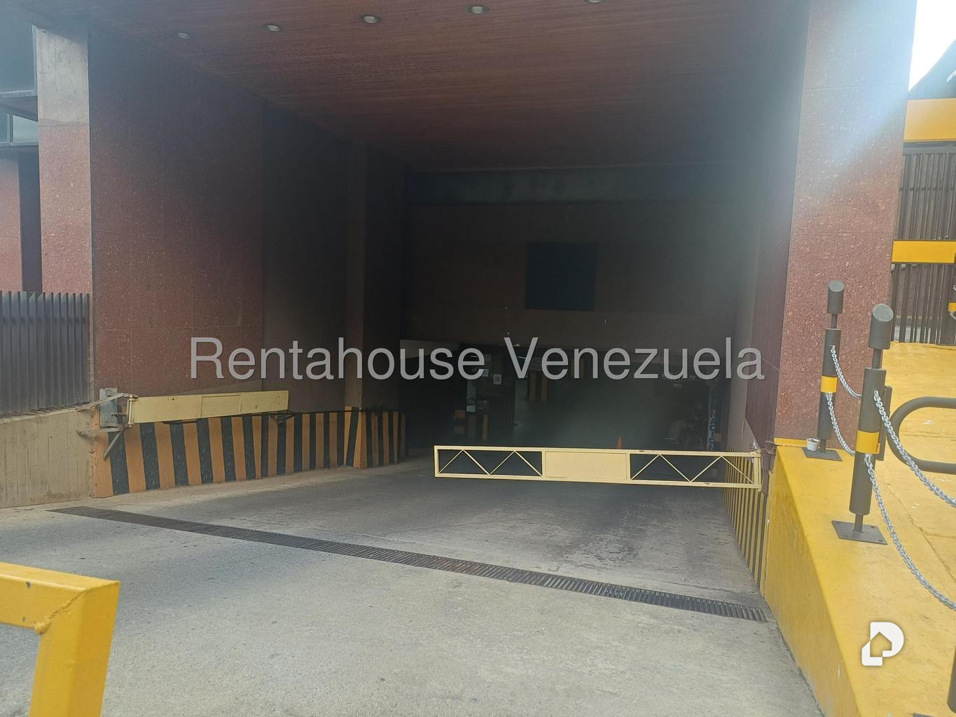 Garage/Parking in Los Dos Caminos, Caracas – 2