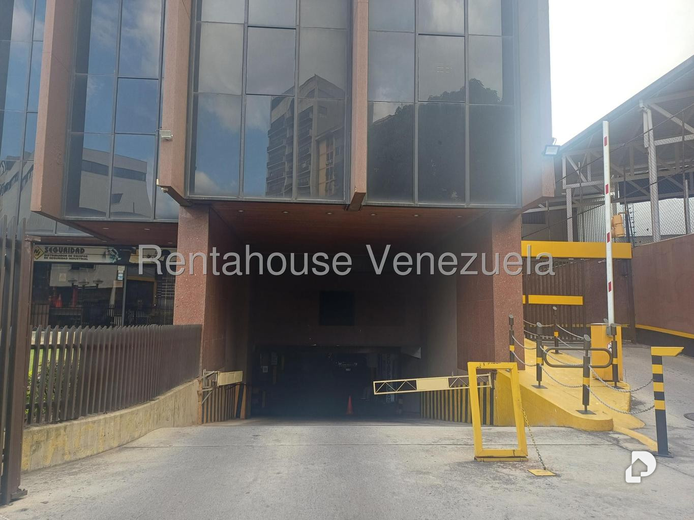 Garage/Parking in Los Dos Caminos, Caracas – 1
