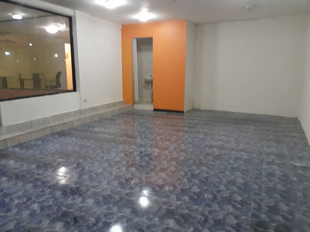 Local comercial en Av. Bolívar Norte, Valencia - 1