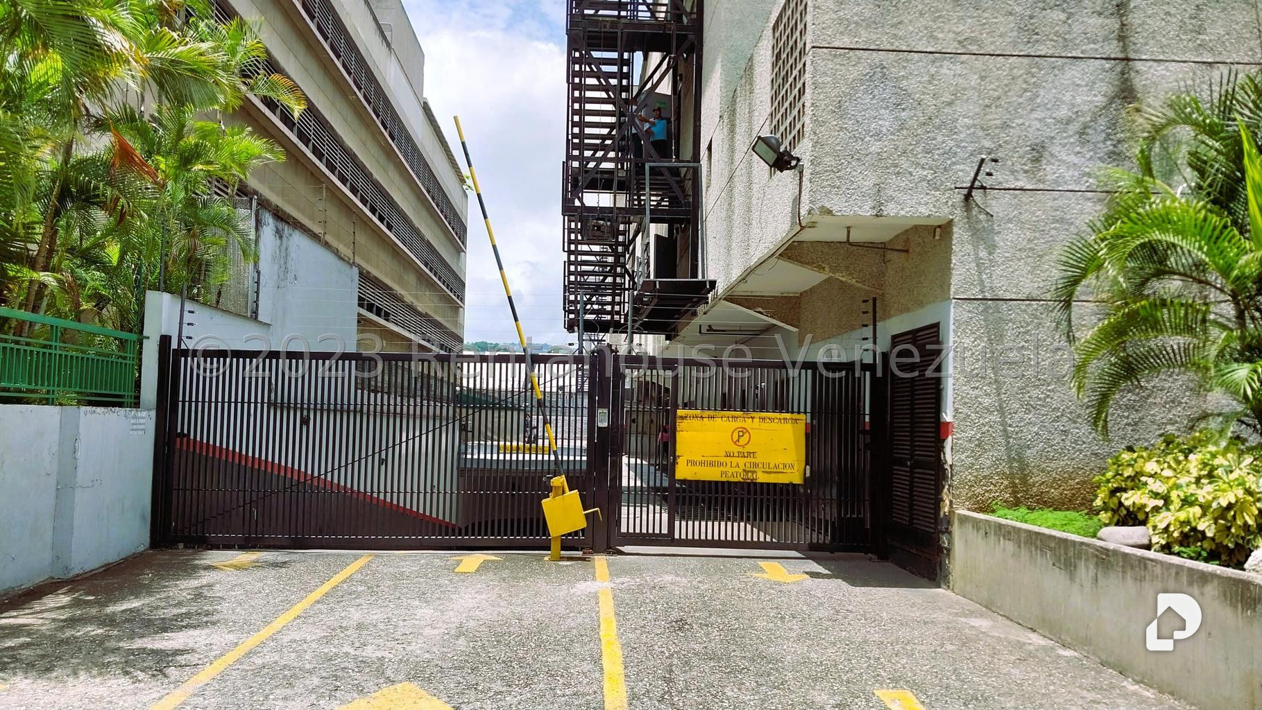 Oficina en Los Cortijos de Lourdes, Caracas – 30