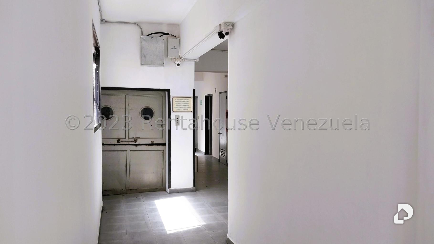 Oficina en Los Cortijos de Lourdes, Caracas – 28