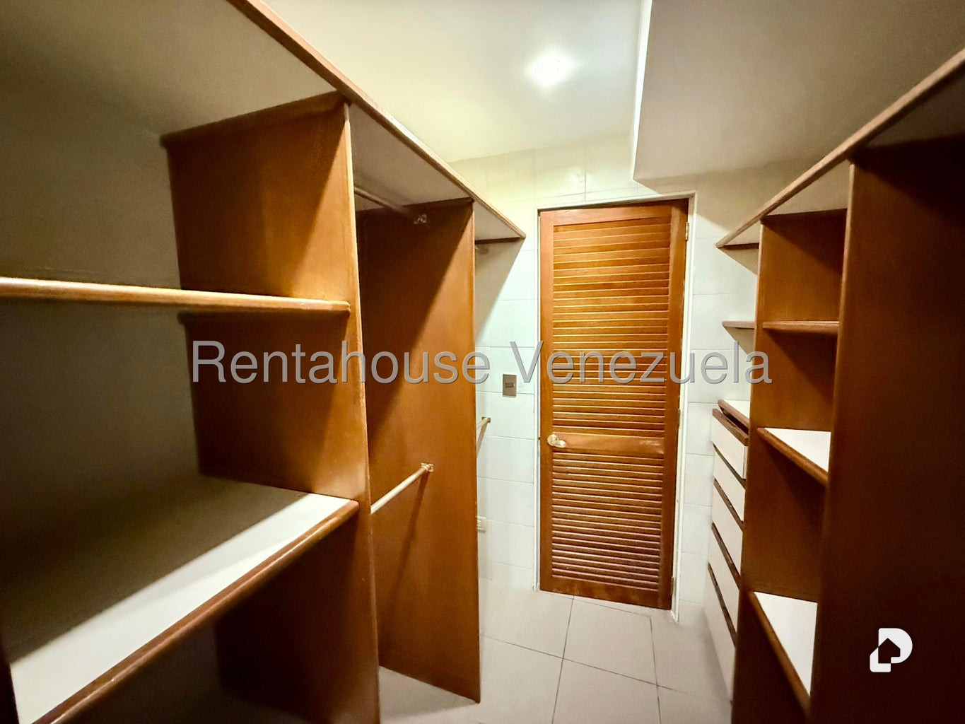 Apartamento en Lomas de La Lagunita, Caracas – 19