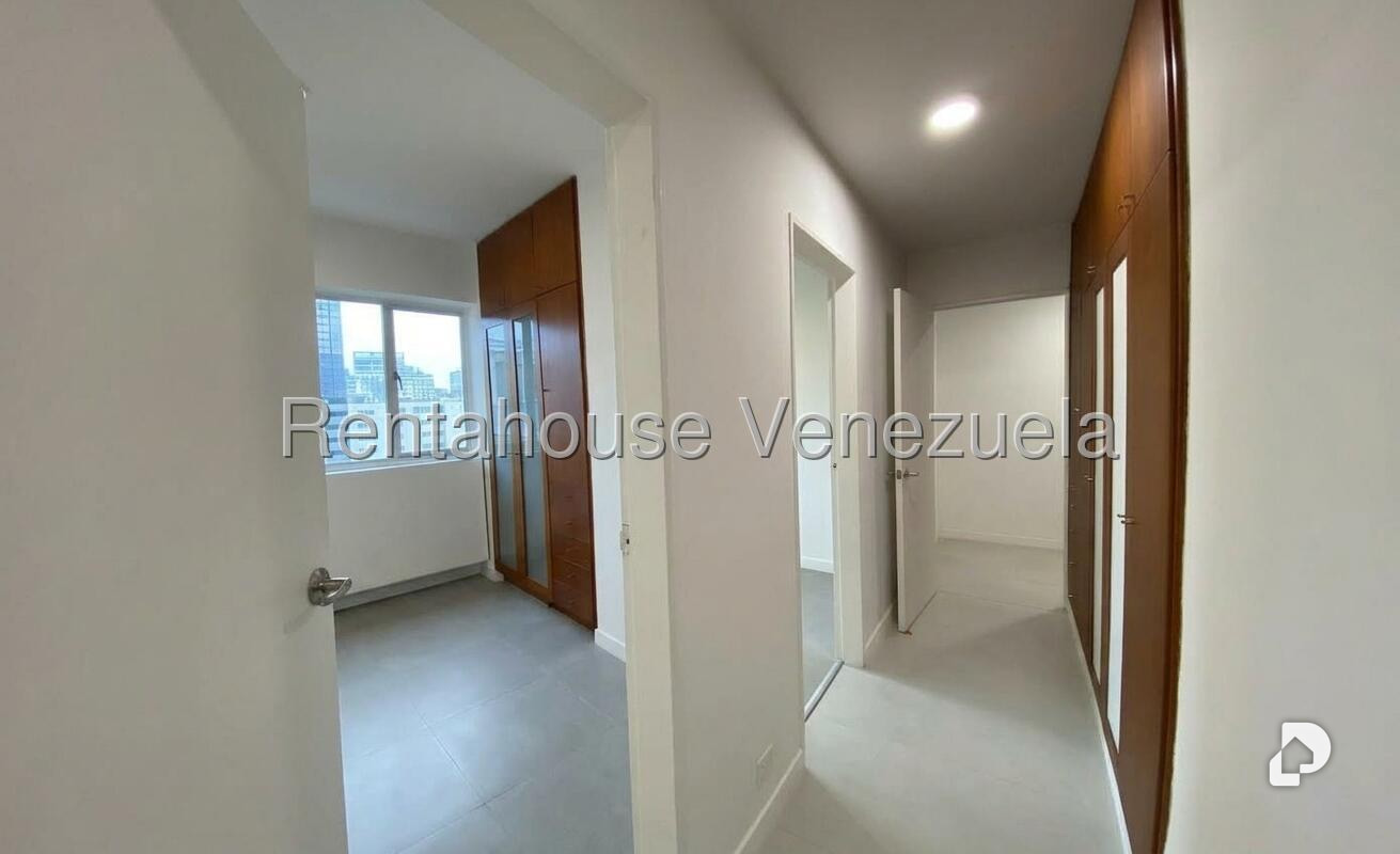 Apartamento en Los Palos Grandes, Caracas – 18