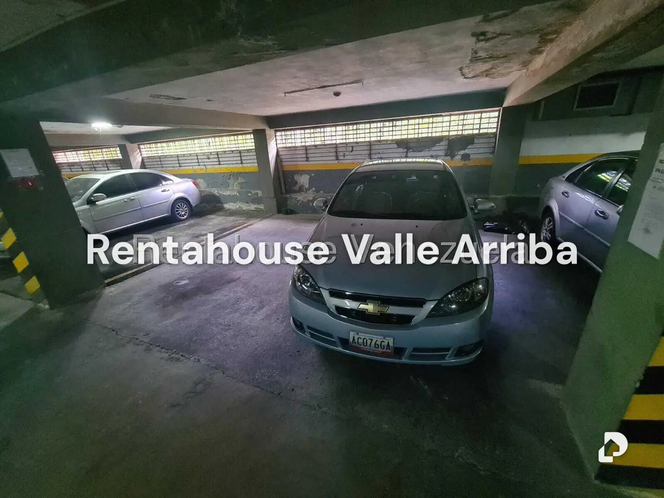 Local comercial en La Urbina, Caracas – 24