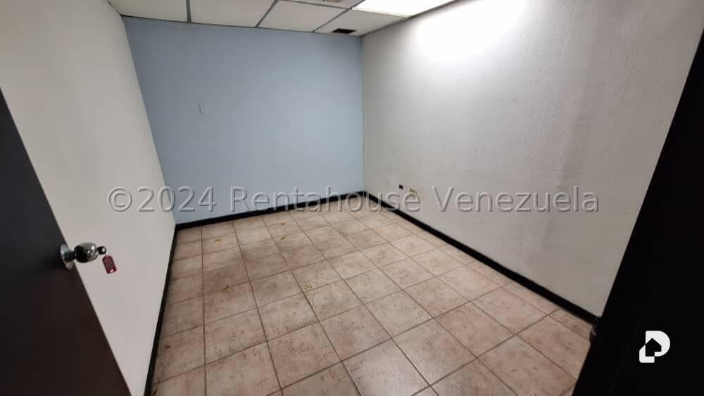 Local comercial en La Urbina, Caracas – 29