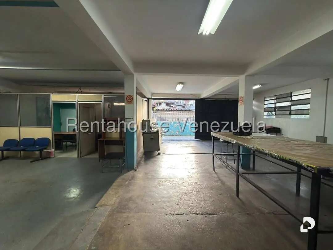 Edificio en Parroquia Santa Rosalía, Caracas – 27