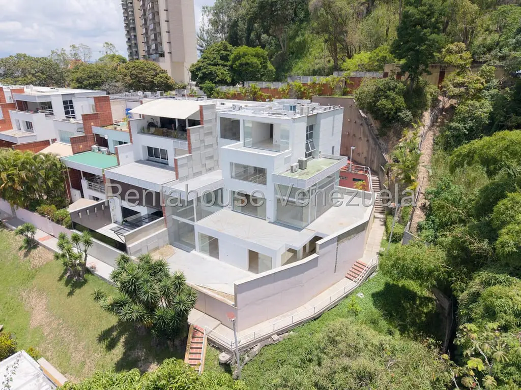 Townhouse in Los Naranjos (del Cafetal), Caracas - 1