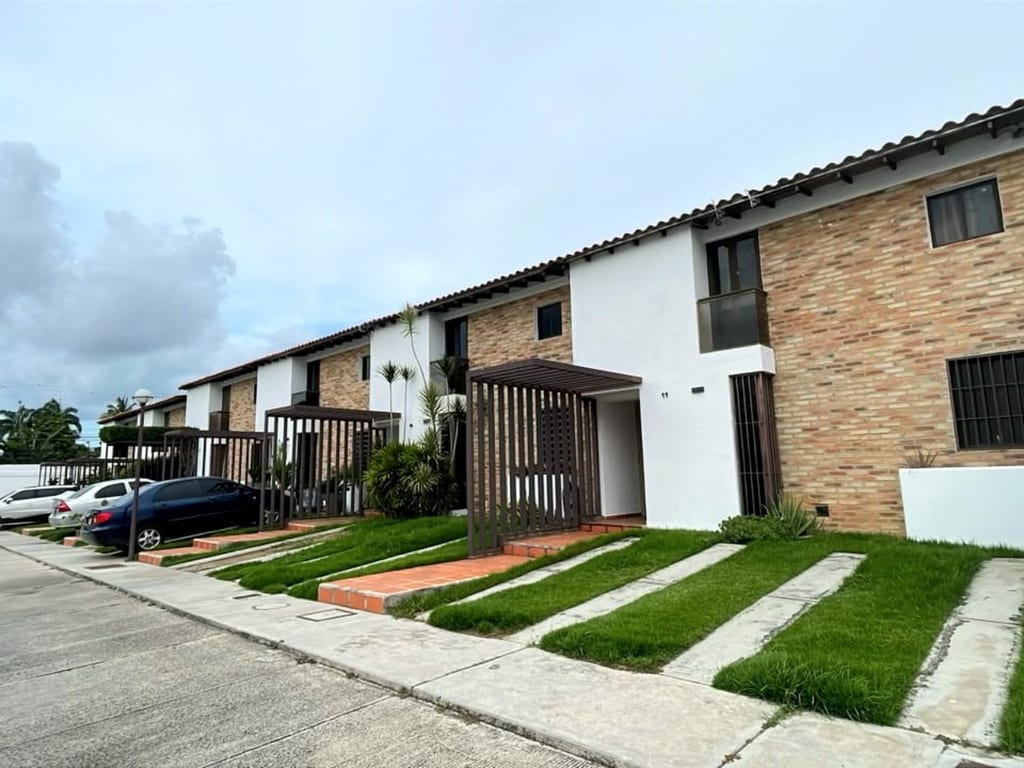 Townhouse en Urb Villa Los Apamates, Cabudare - 1