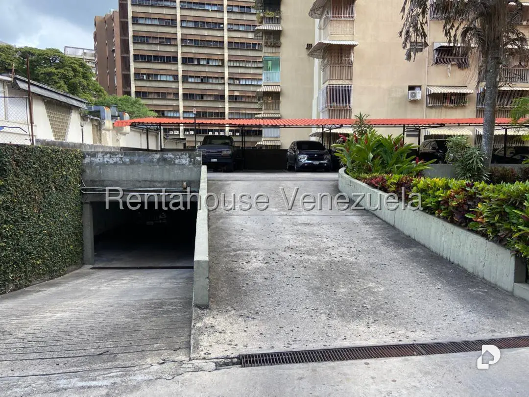 Apartamento en Los Palos Grandes, Caracas – 28