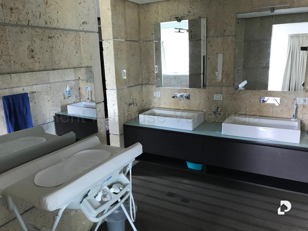 Casa en Cumbres de Curumo, Caracas – 19
