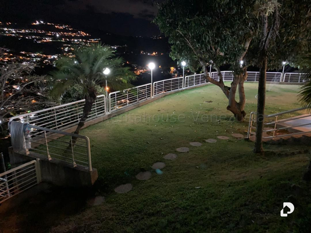 Casa en Cumbres de Curumo, Caracas – 28