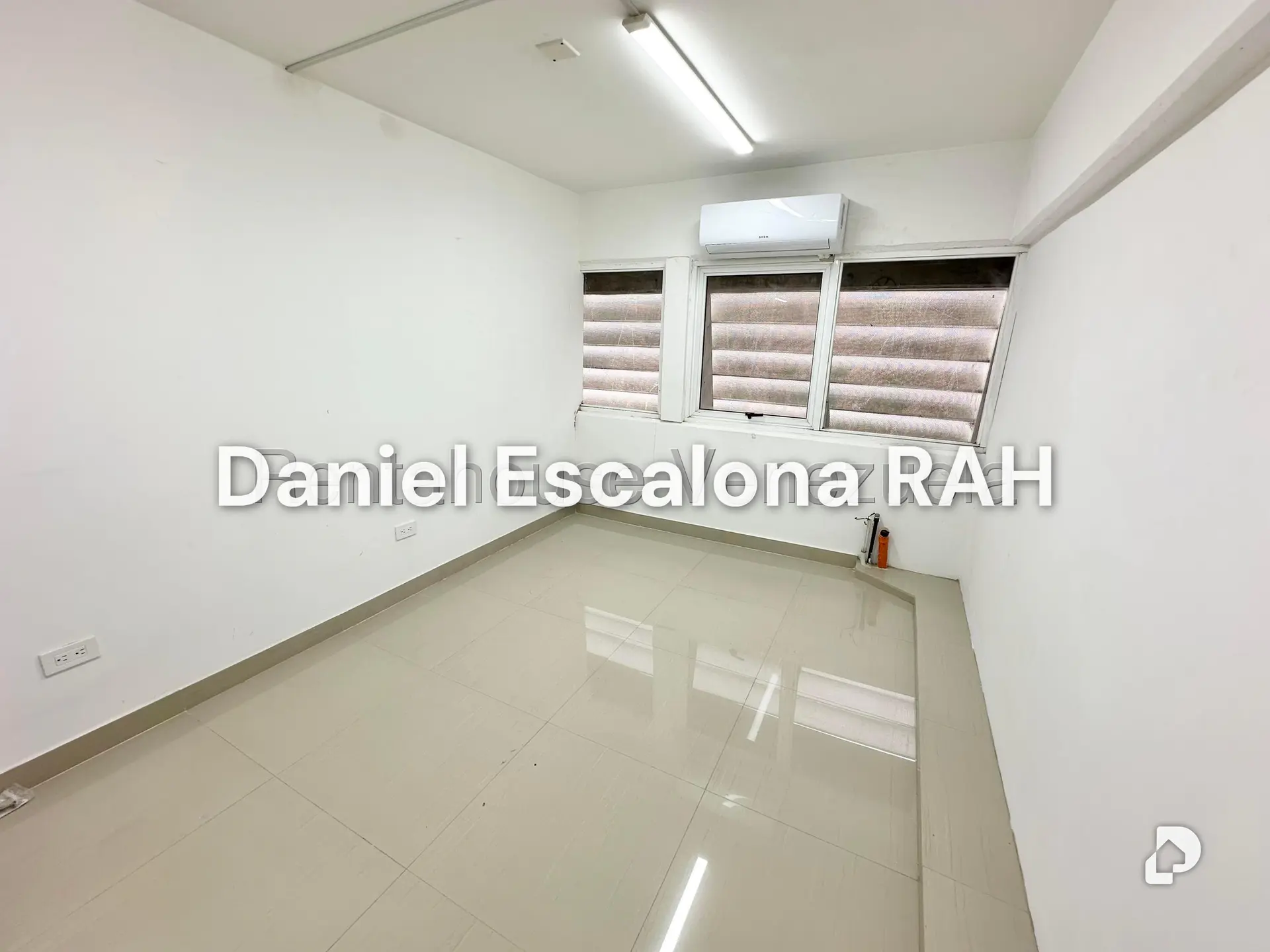 Local comercial en Lomas del Sol, Caracas