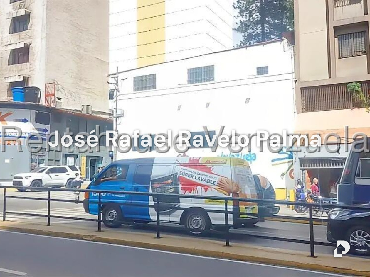 Local comercial en Av. Baralt, Caracas – 12