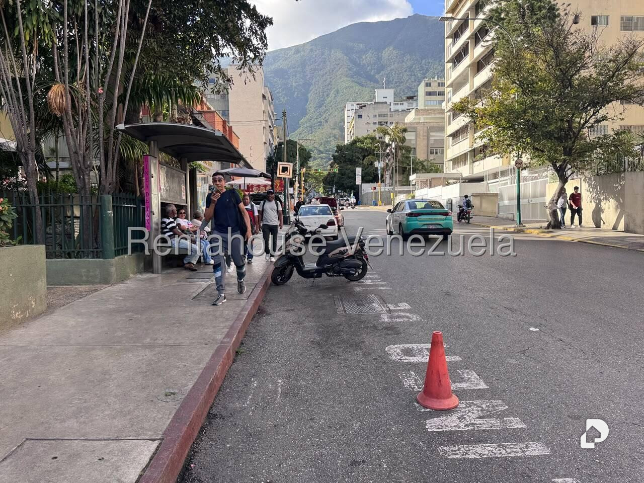 Apartamento en Los Palos Grandes, Caracas – 28