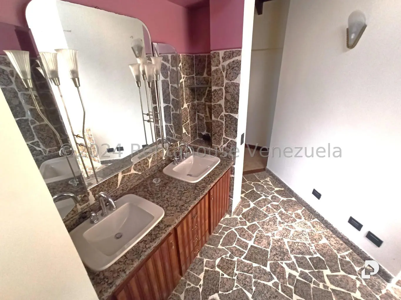 Casa en Oripoto, Caracas – 29