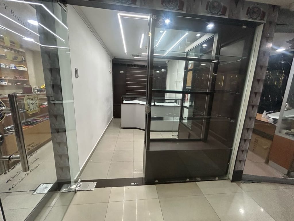 Local comercial en Av. Bolívar Norte, Valencia - 1