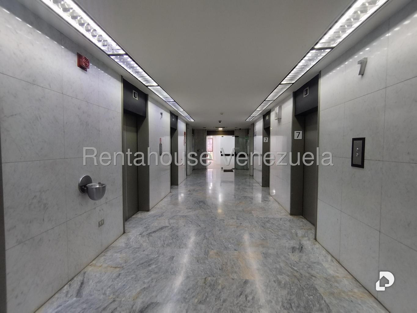 Oficina en Los Palos Grandes, Caracas – 8