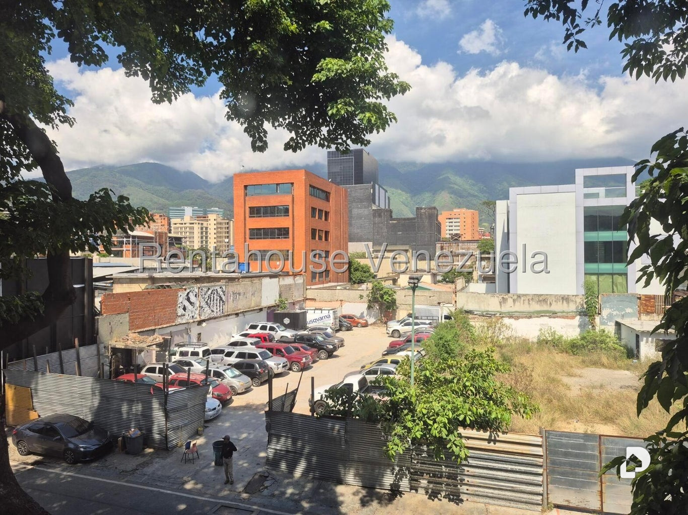 Oficina en Las Mercedes, Caracas – 30