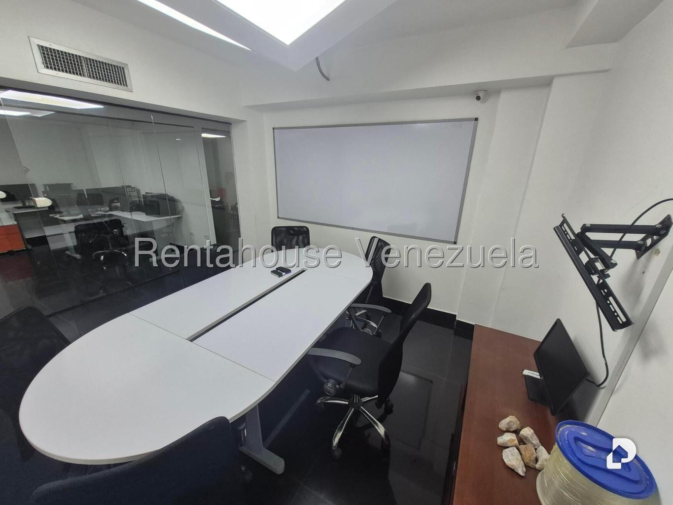 Oficina en Las Mercedes, Caracas – 24