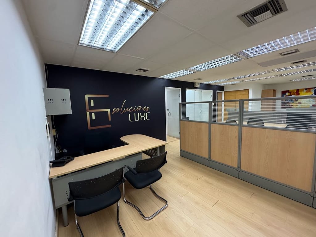 Oficina en Los Palos Grandes, Caracas - 1