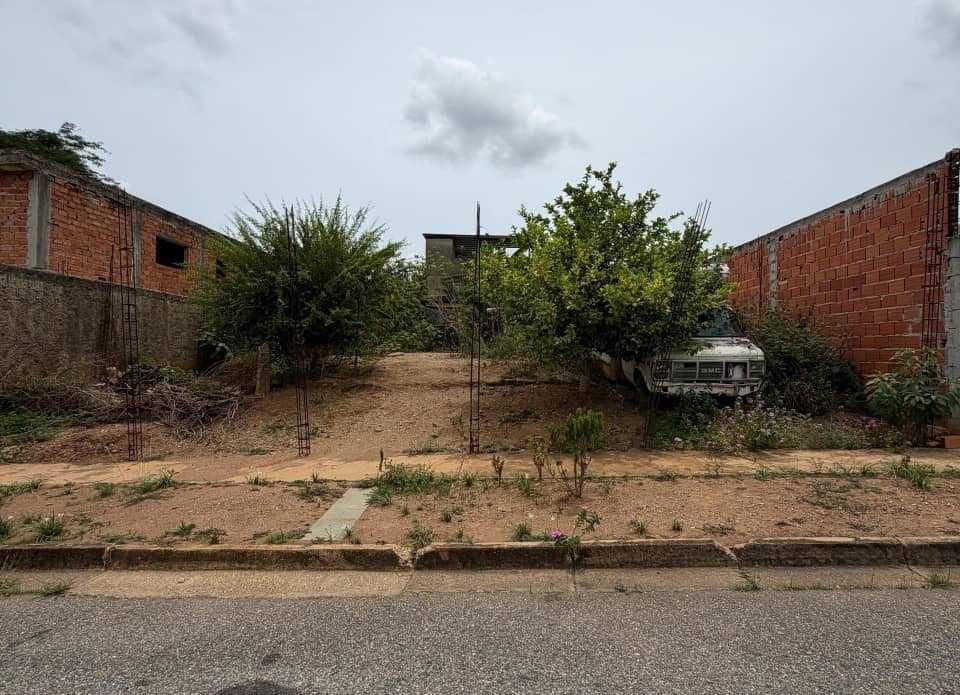 Terreno en Ciudad Jardin Mañongo, Valencia - 1