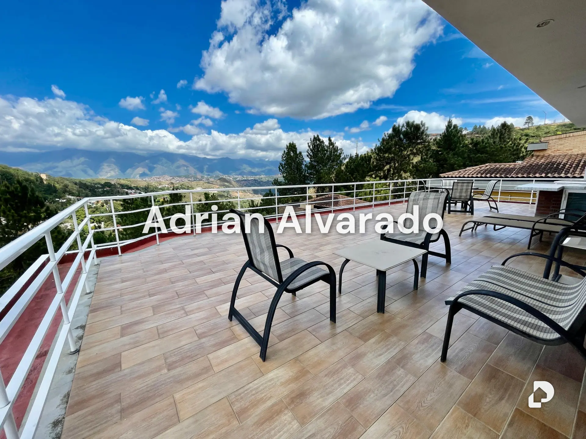 House in La Lagunita, Caracas – 25