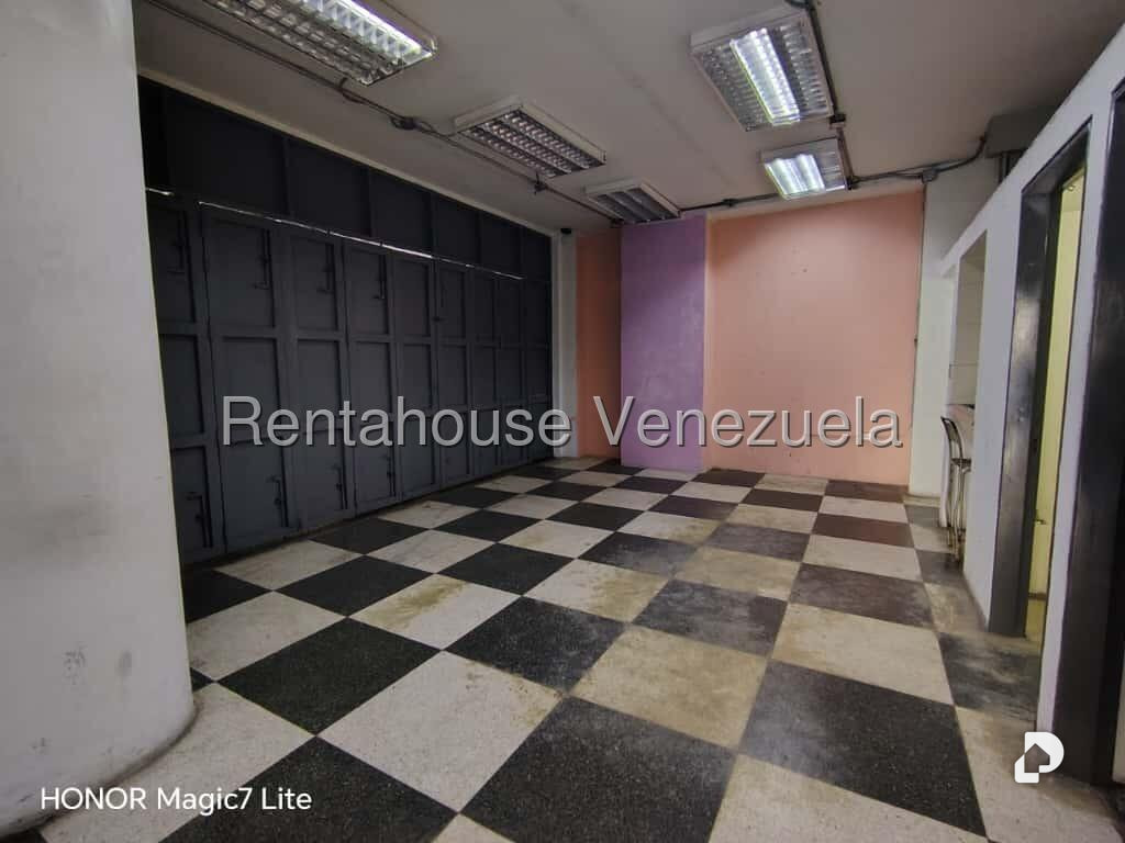 Local comercial en Parroquia La Candelaria, Caracas – 13