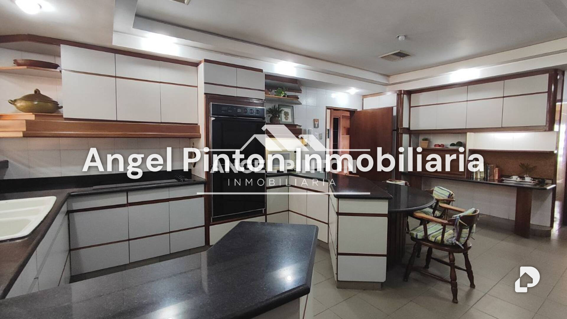 Casa en Avenida El Milagro, Maracaibo – 16