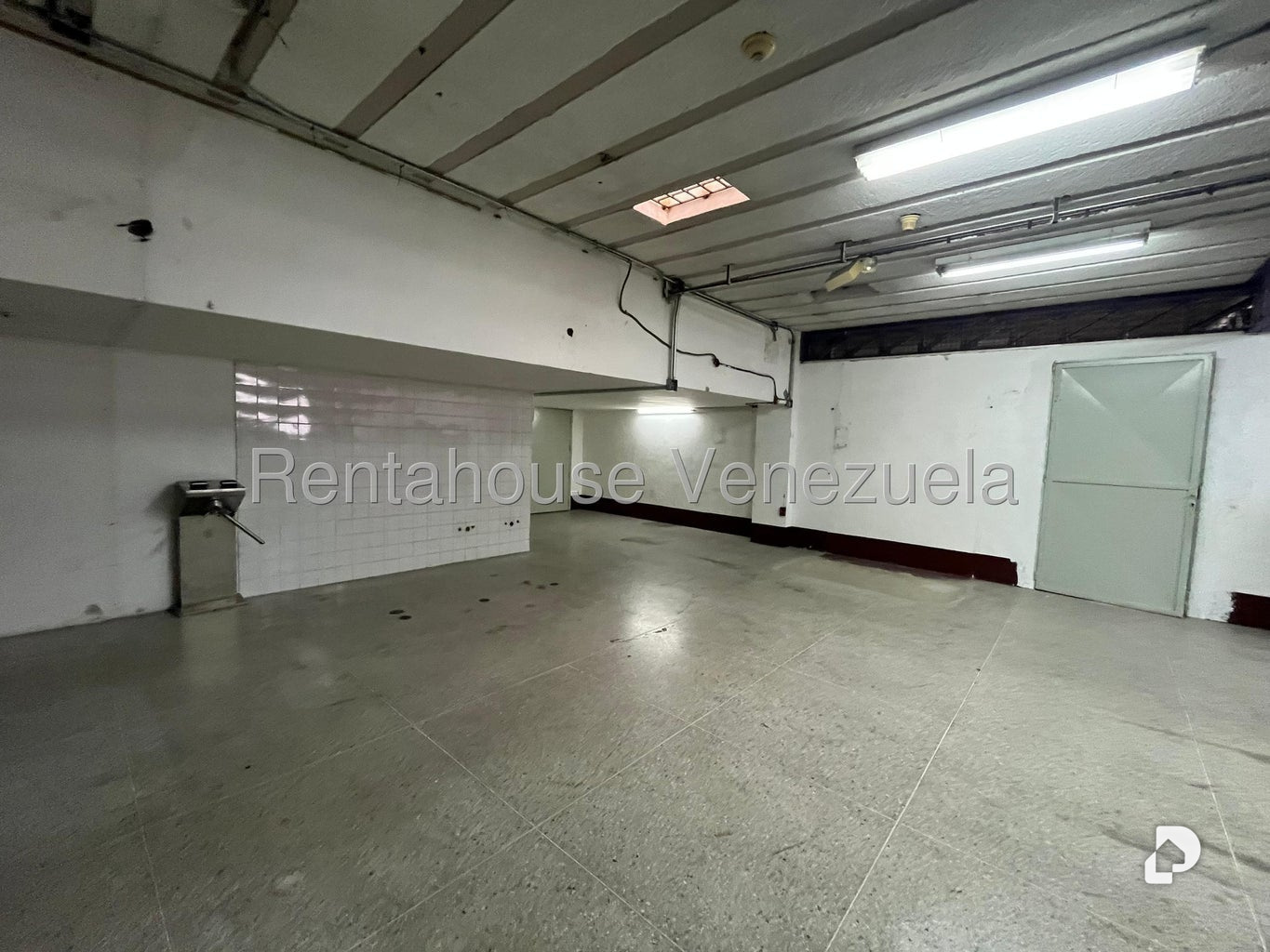 Local comercial en La Urbina, Caracas – 18