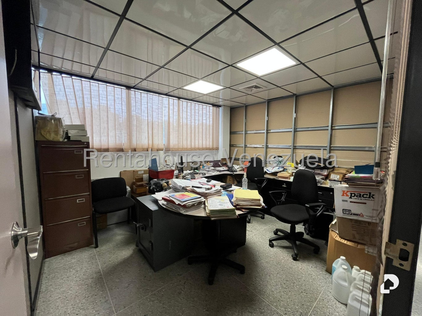 Local comercial en La Urbina, Caracas – 12
