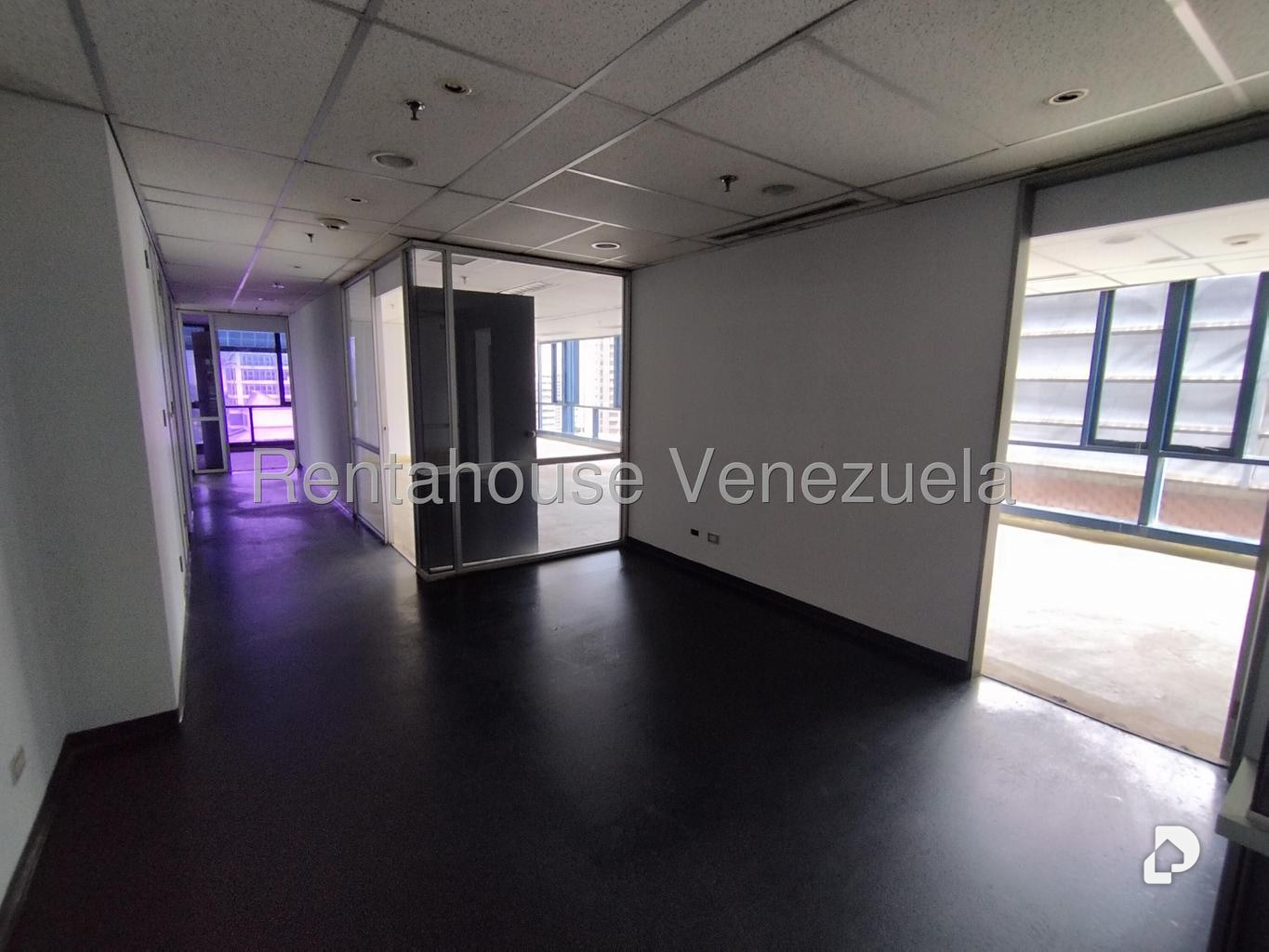 Oficina en Plaza Venezuela, Caracas – 12