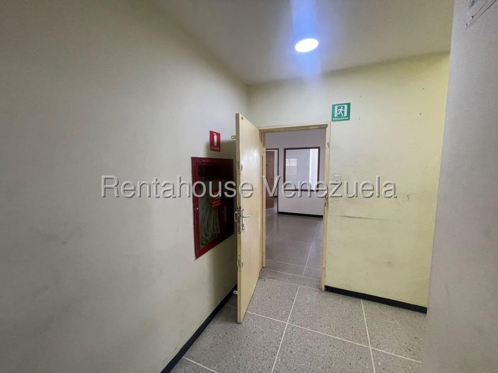 Local comercial en La Urbina, Caracas - 1