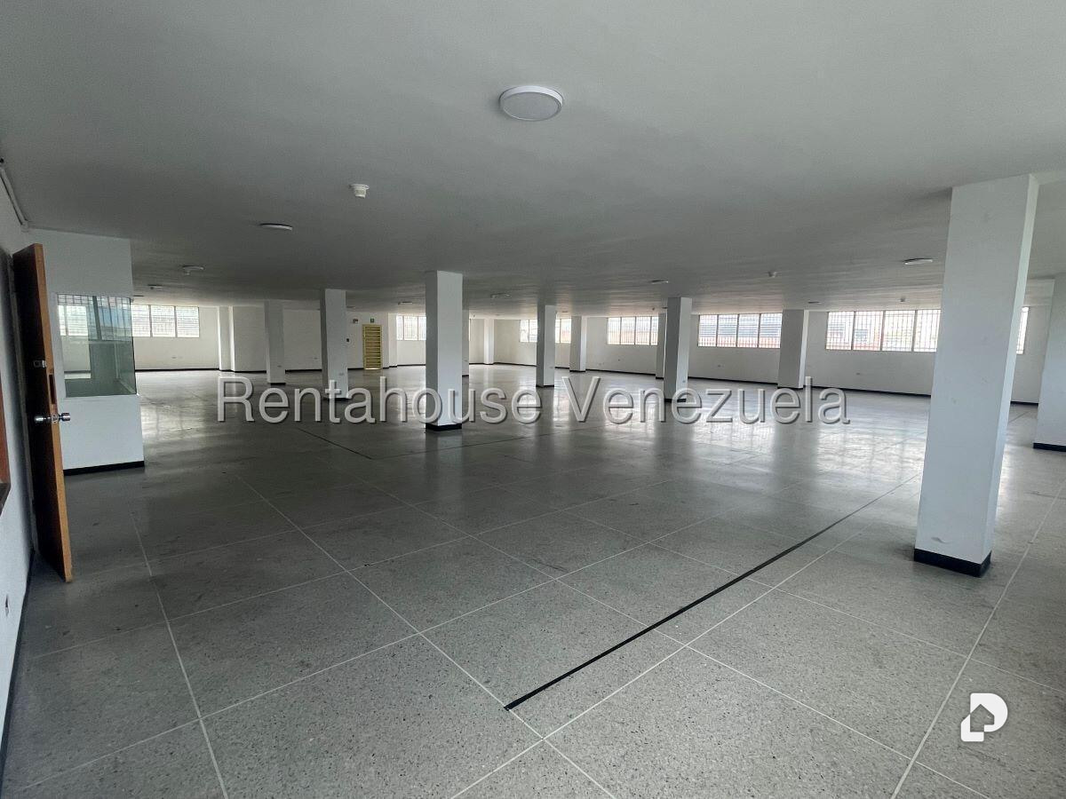Local comercial en La Urbina, Caracas – 24